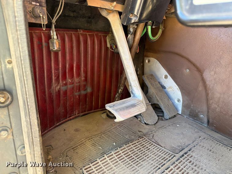 image for item FT6724 1993 International 9600 semi truck