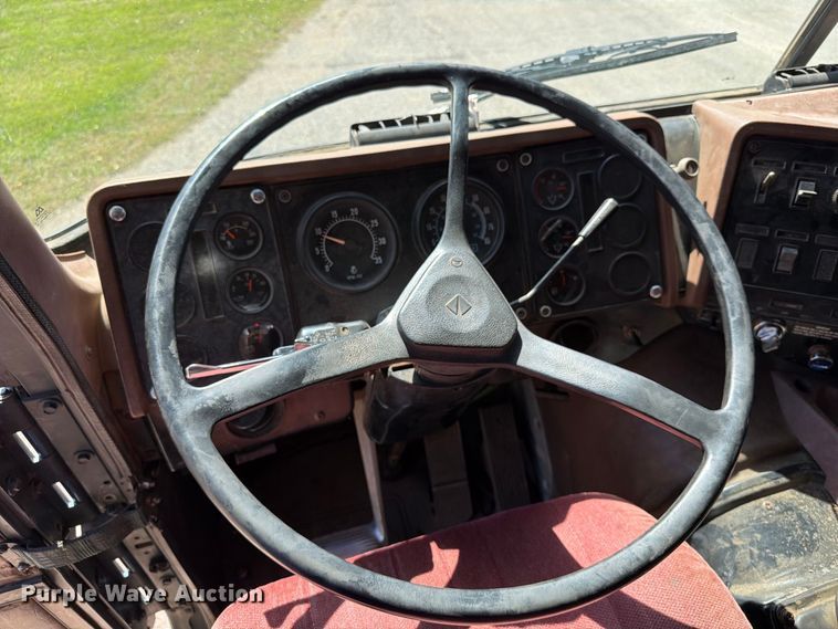 image for item FT6724 1993 International 9600 semi truck