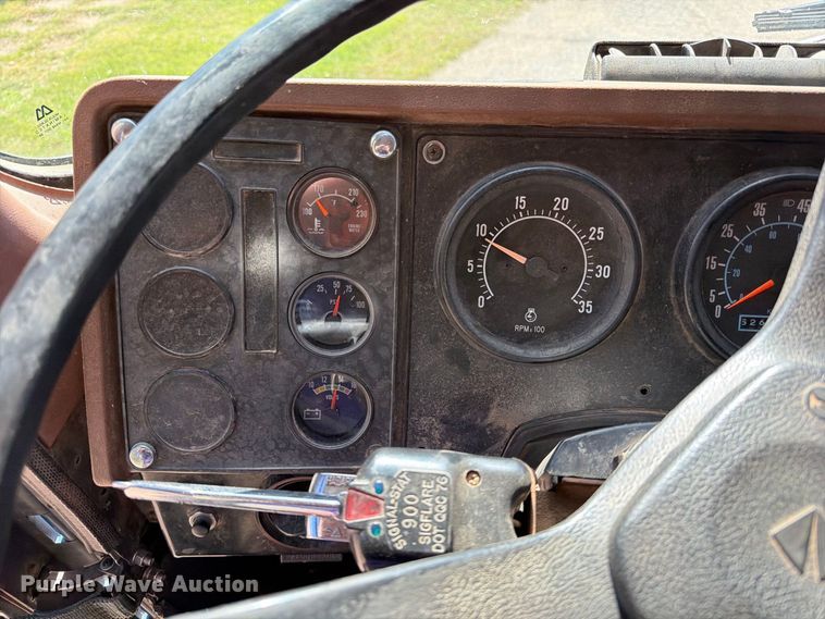 image for item FT6724 1993 International 9600 semi truck