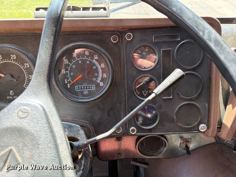 image for item FT6724 1993 International 9600 semi truck