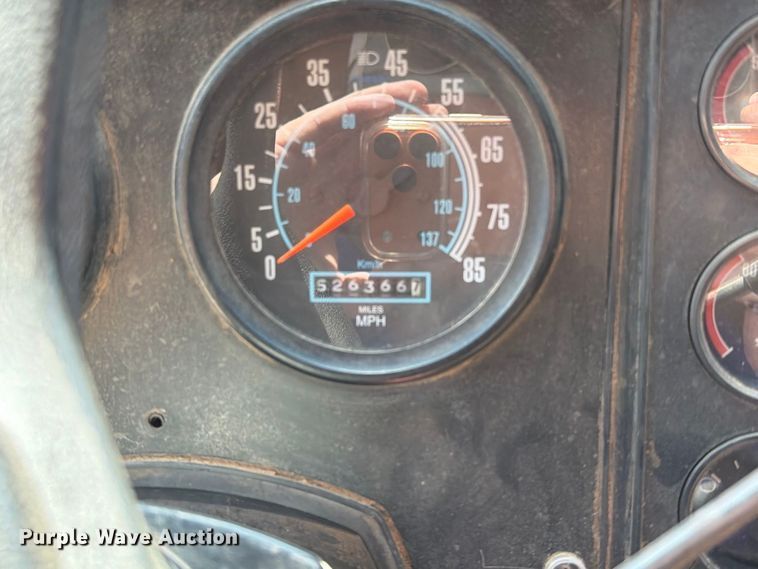 image for item FT6724 1993 International 9600 semi truck