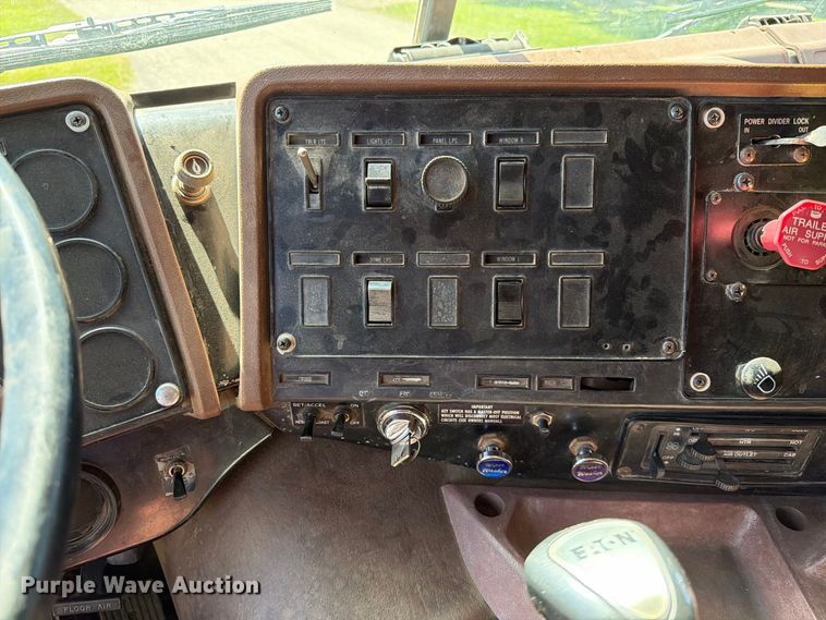 image for item FT6724 1993 International 9600 semi truck