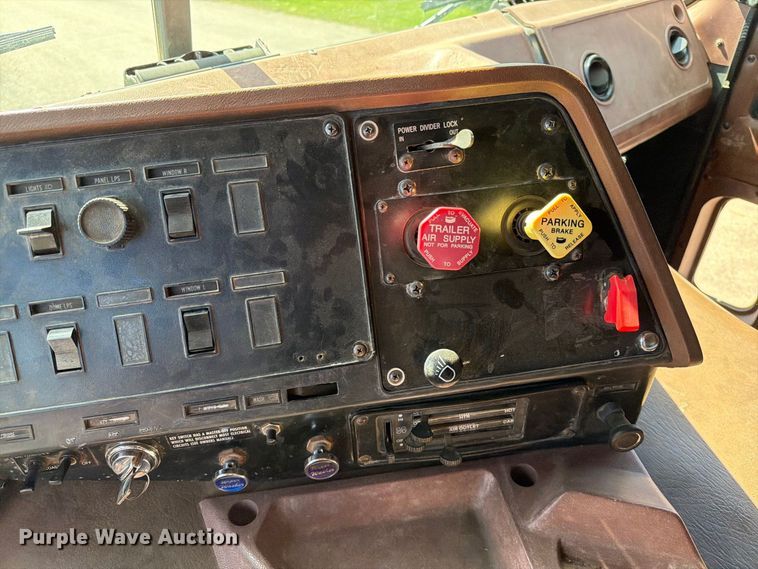 image for item FT6724 1993 International 9600 semi truck