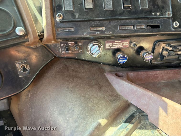 image for item FT6724 1993 International 9600 semi truck