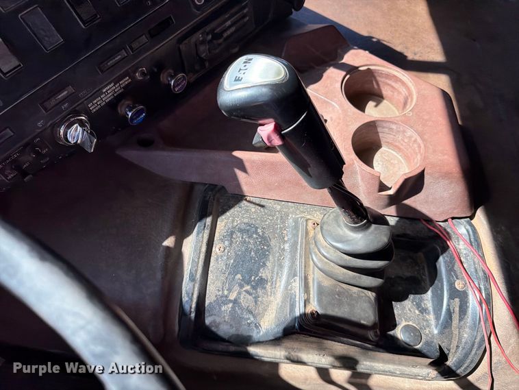 image for item FT6724 1993 International 9600 semi truck