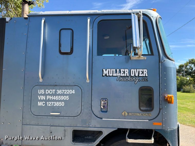 image for item FT6724 1993 International 9600 semi truck
