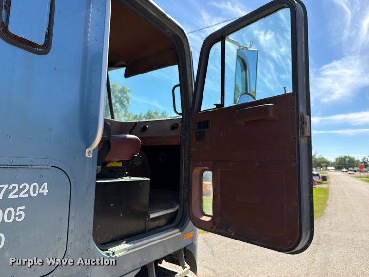 image for item FT6724 1993 International 9600 semi truck