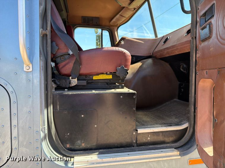 image for item FT6724 1993 International 9600 semi truck