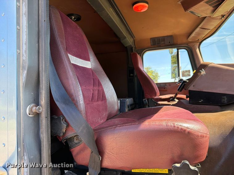 image for item FT6724 1993 International 9600 semi truck