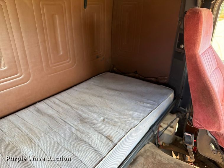 image for item FT6724 1993 International 9600 semi truck