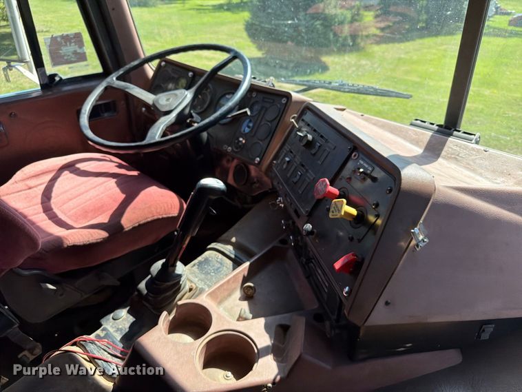 image for item FT6724 1993 International 9600 semi truck