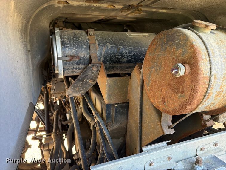 image for item FT6724 1993 International 9600 semi truck