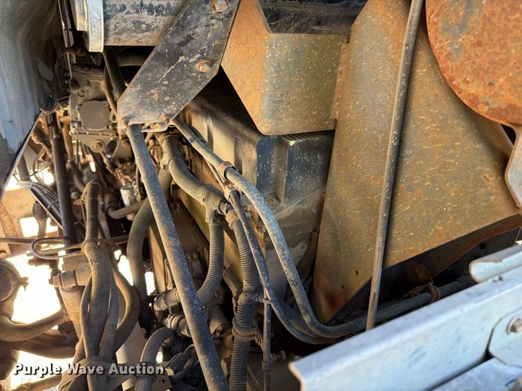 image for item FT6724 1993 International 9600 semi truck