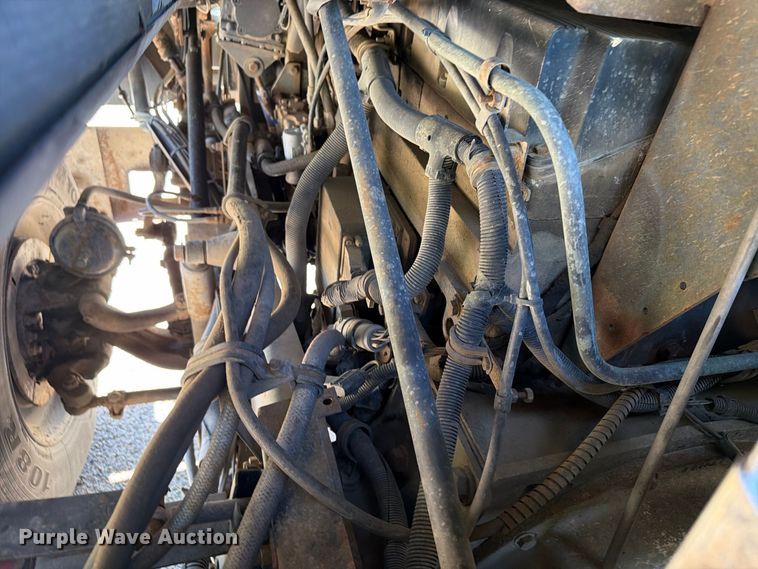 image for item FT6724 1993 International 9600 semi truck