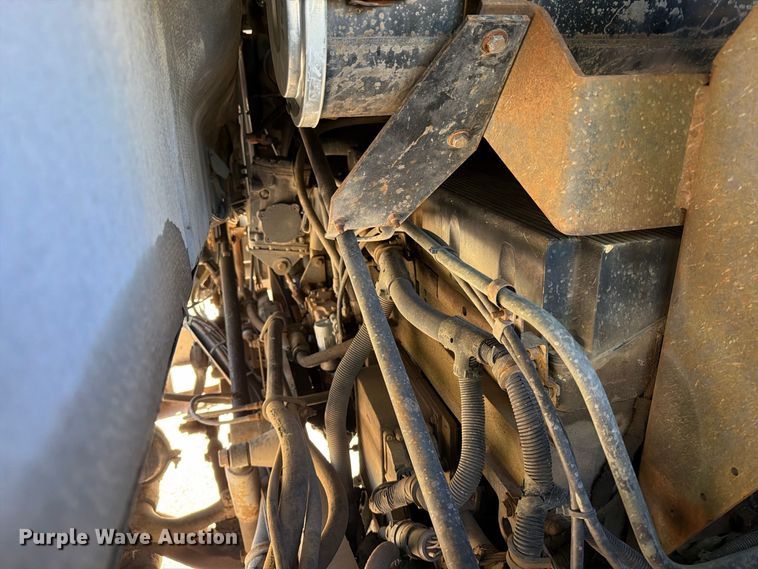 image for item FT6724 1993 International 9600 semi truck