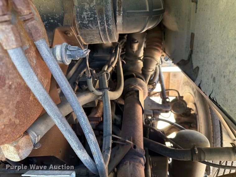 image for item FT6724 1993 International 9600 semi truck
