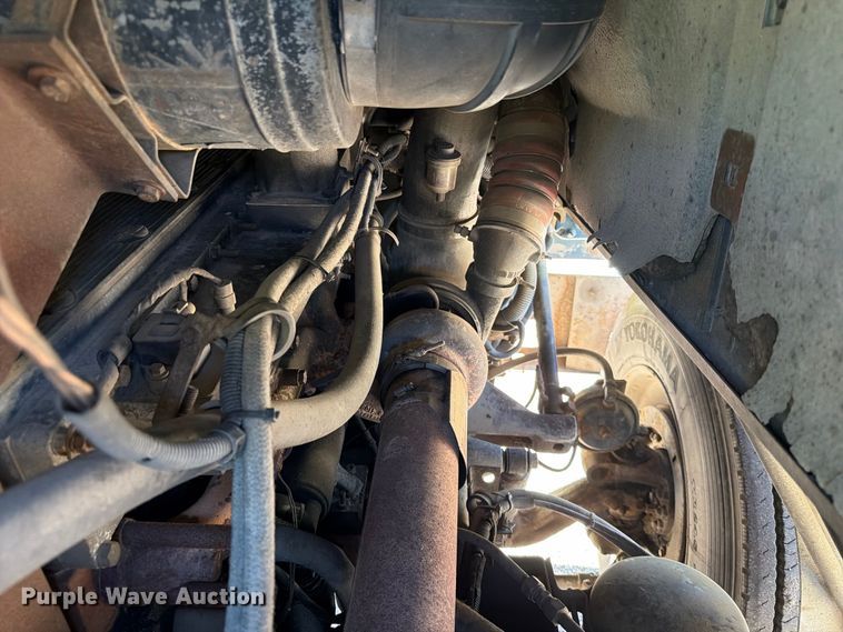 image for item FT6724 1993 International 9600 semi truck