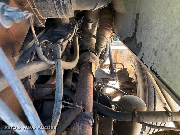 image for item FT6724 1993 International 9600 semi truck