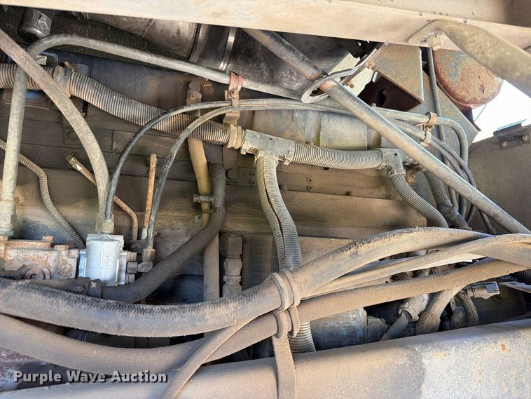 image for item FT6724 1993 International 9600 semi truck