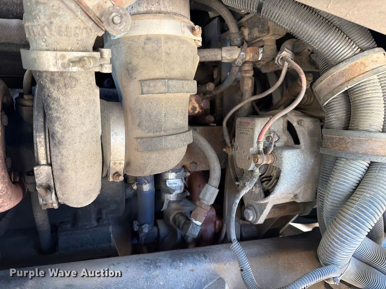 image for item FT6724 1993 International 9600 semi truck