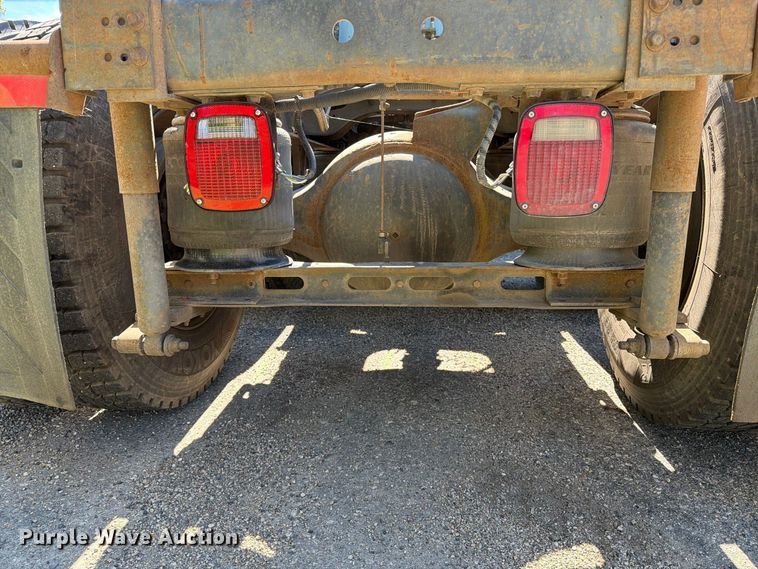 image for item FT6724 1993 International 9600 semi truck