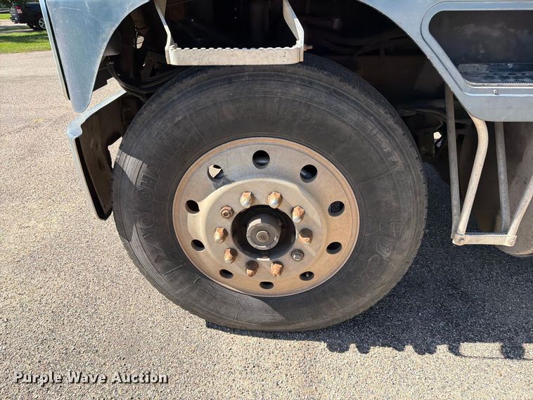 image for item FT6724 1993 International 9600 semi truck