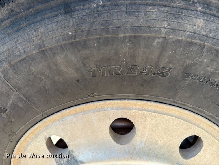 image for item FT6724 1993 International 9600 semi truck