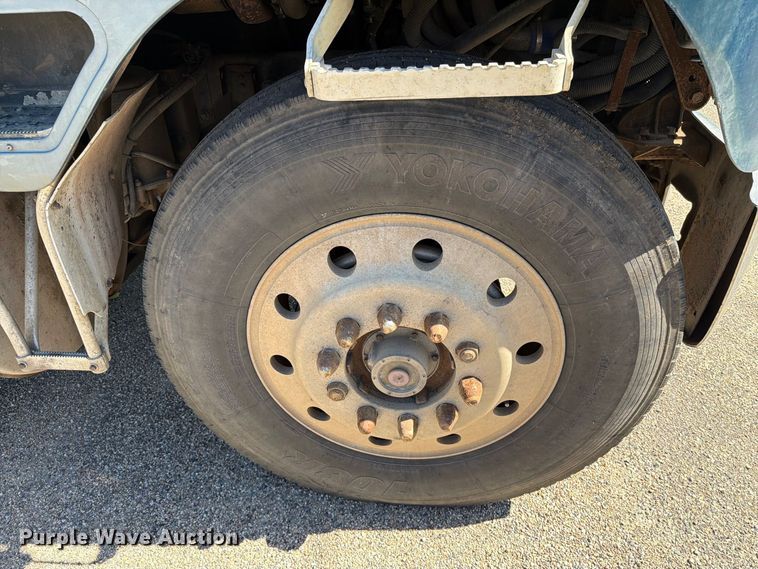 image for item FT6724 1993 International 9600 semi truck