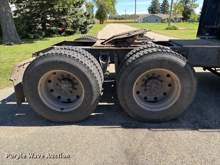 image for item FT6724 1993 International 9600 semi truck