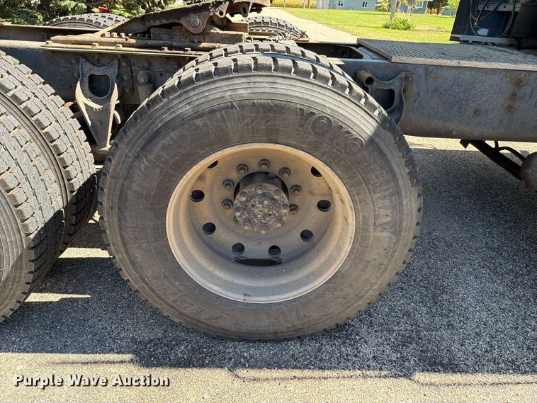 image for item FT6724 1993 International 9600 semi truck