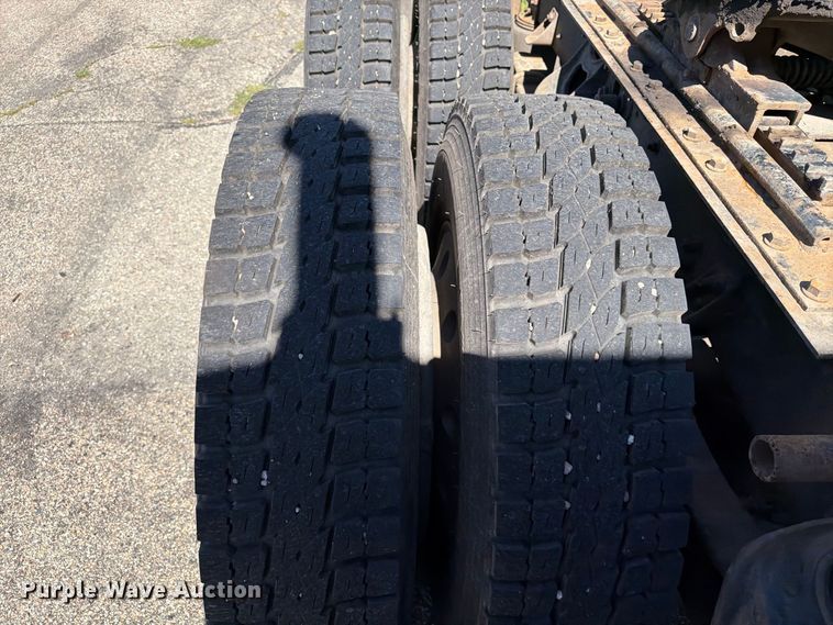 image for item FT6724 1993 International 9600 semi truck