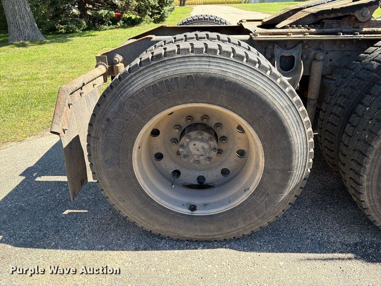 image for item FT6724 1993 International 9600 semi truck