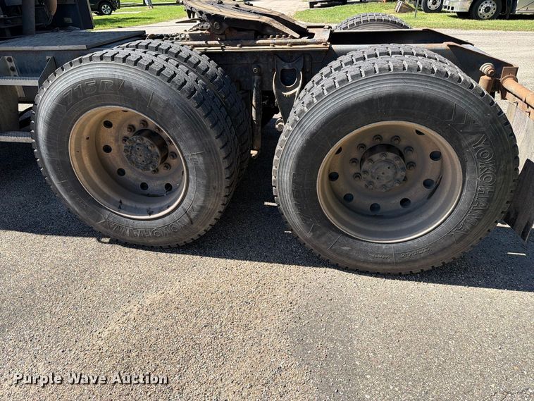 image for item FT6724 1993 International 9600 semi truck