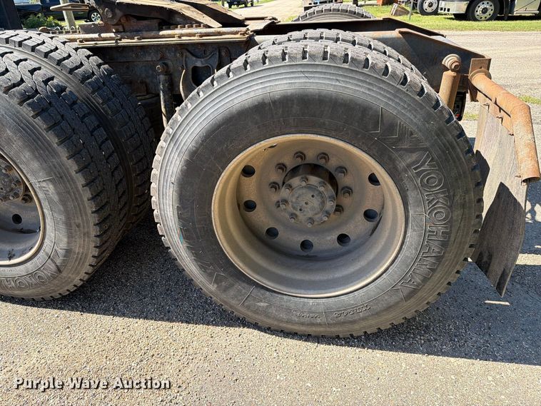 image for item FT6724 1993 International 9600 semi truck