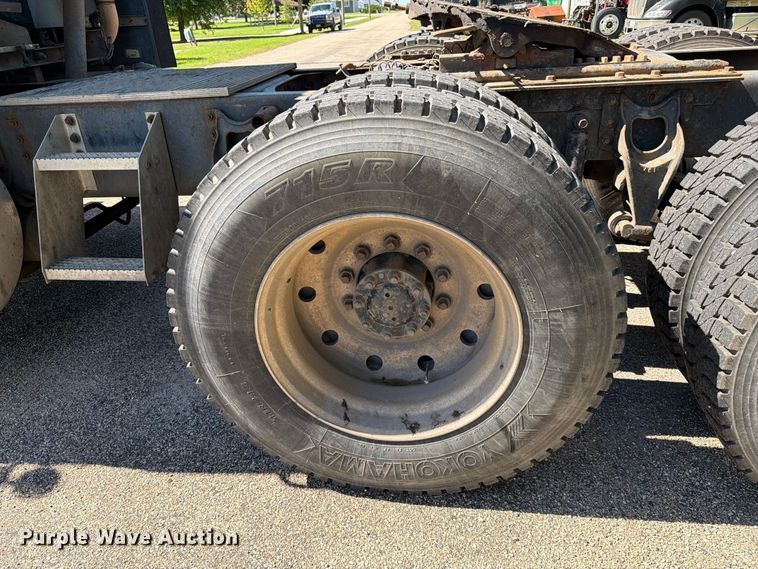 image for item FT6724 1993 International 9600 semi truck