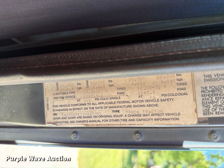 image for item FT6724 1993 International 9600 semi truck