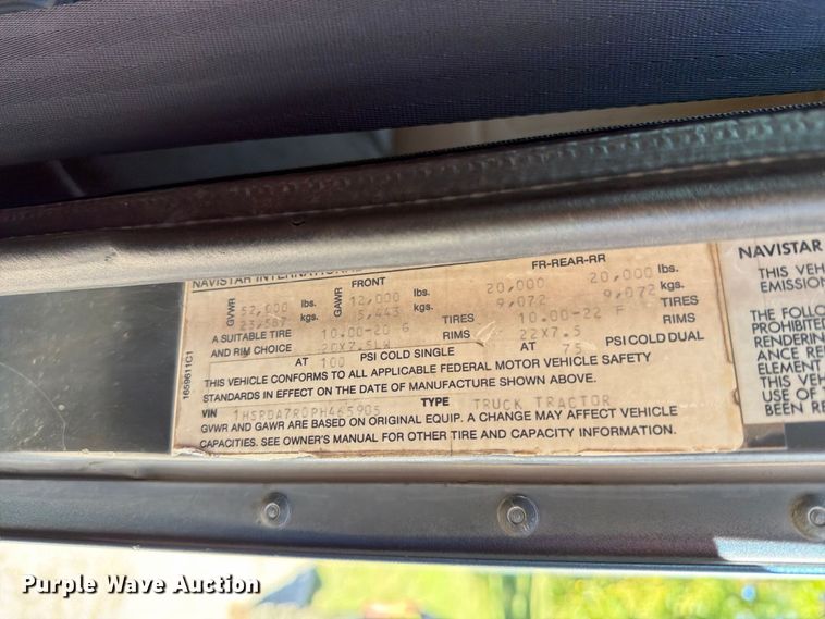 image for item FT6724 1993 International 9600 semi truck