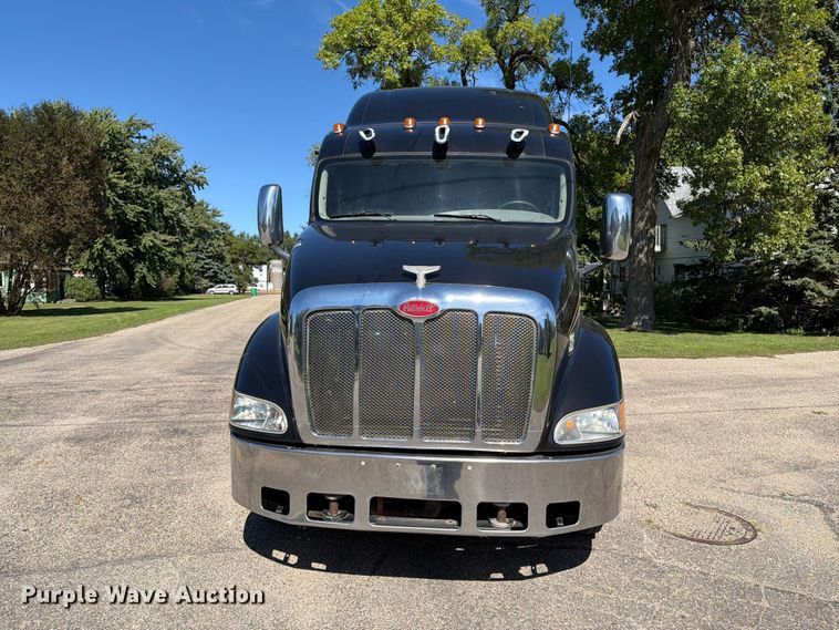 image for item FT6725 2005 Peterbilt 387 semi truck