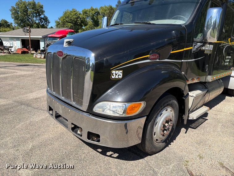 image for item FT6725 2005 Peterbilt 387 semi truck