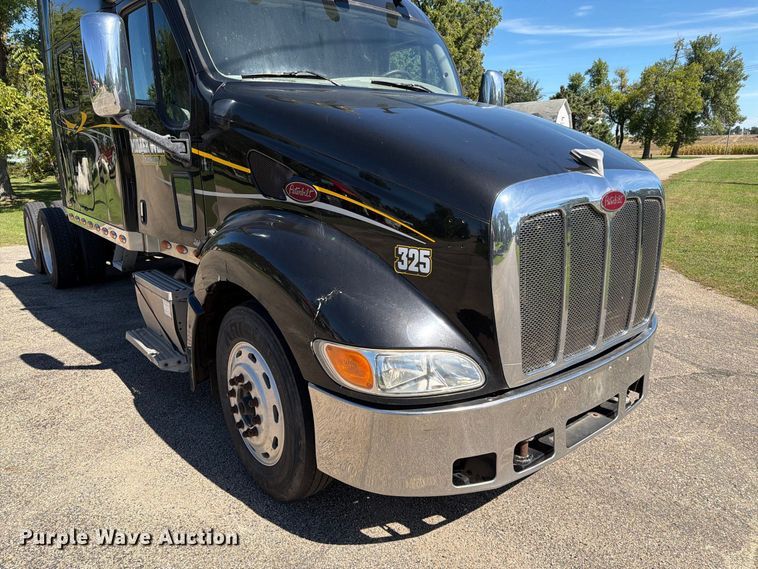 image for item FT6725 2005 Peterbilt 387 semi truck