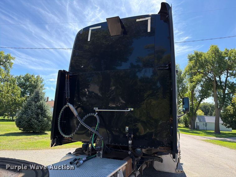 image for item FT6725 2005 Peterbilt 387 semi truck