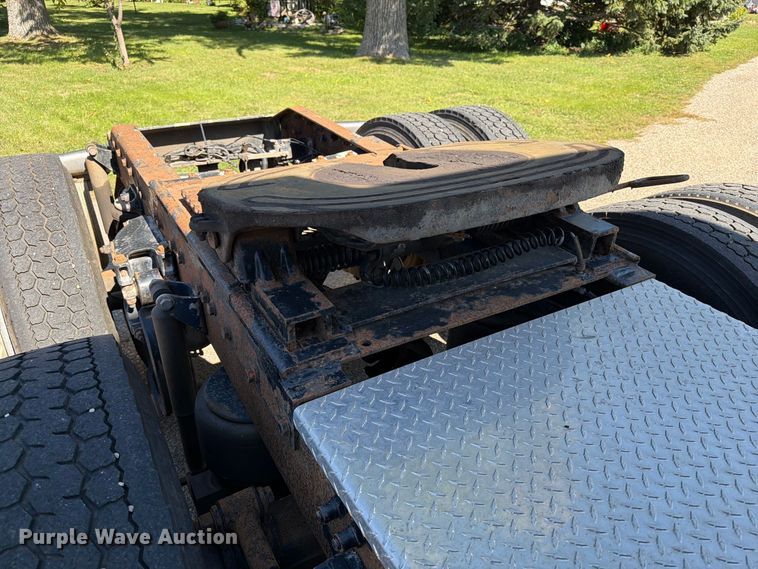 image for item FT6725 2005 Peterbilt 387 semi truck