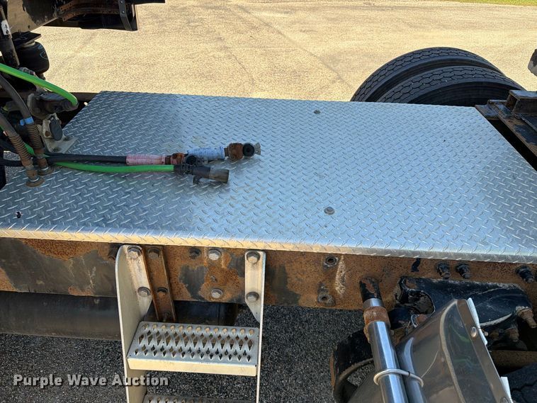 image for item FT6725 2005 Peterbilt 387 semi truck