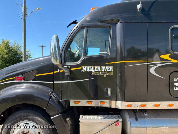image for item FT6725 2005 Peterbilt 387 semi truck