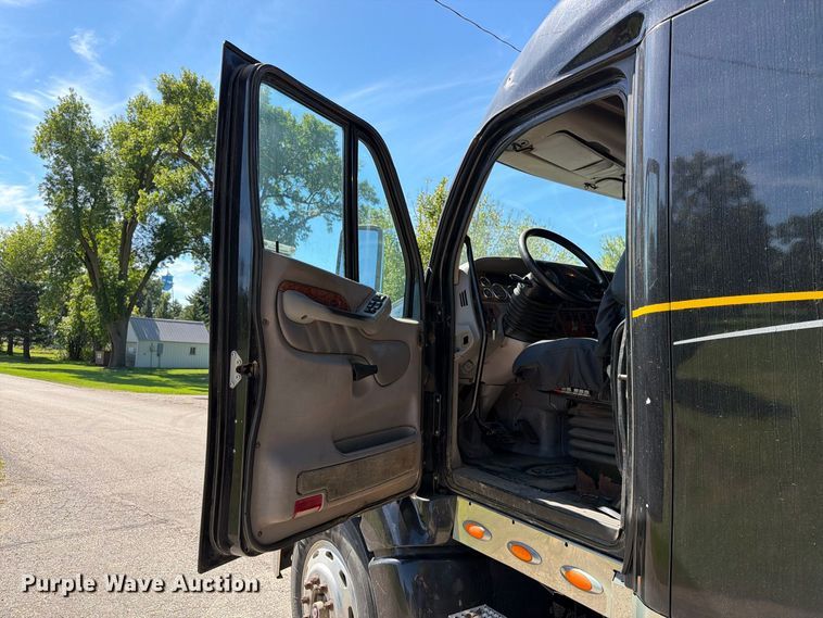 image for item FT6725 2005 Peterbilt 387 semi truck