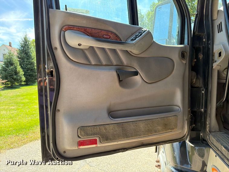 image for item FT6725 2005 Peterbilt 387 semi truck
