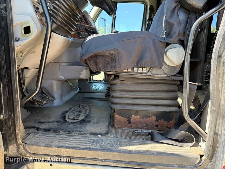 image for item FT6725 2005 Peterbilt 387 semi truck