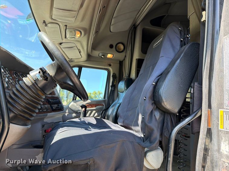 image for item FT6725 2005 Peterbilt 387 semi truck