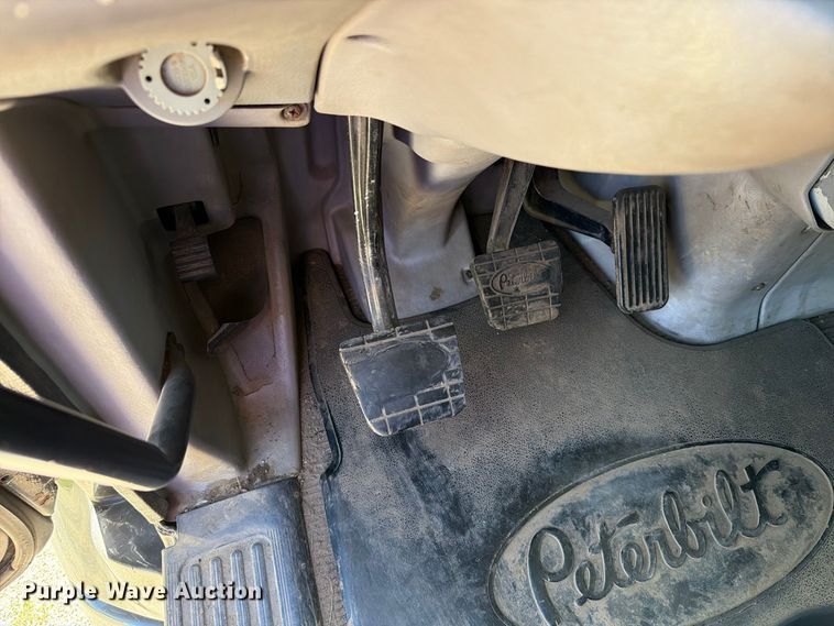 image for item FT6725 2005 Peterbilt 387 semi truck