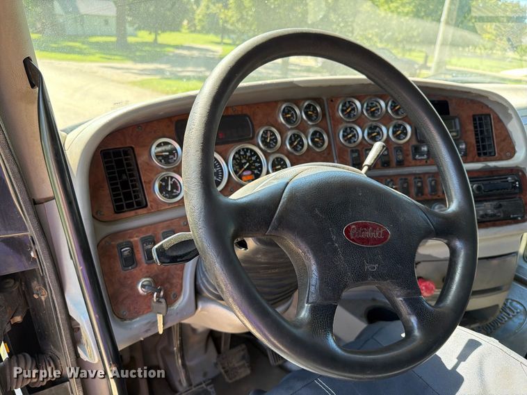 image for item FT6725 2005 Peterbilt 387 semi truck